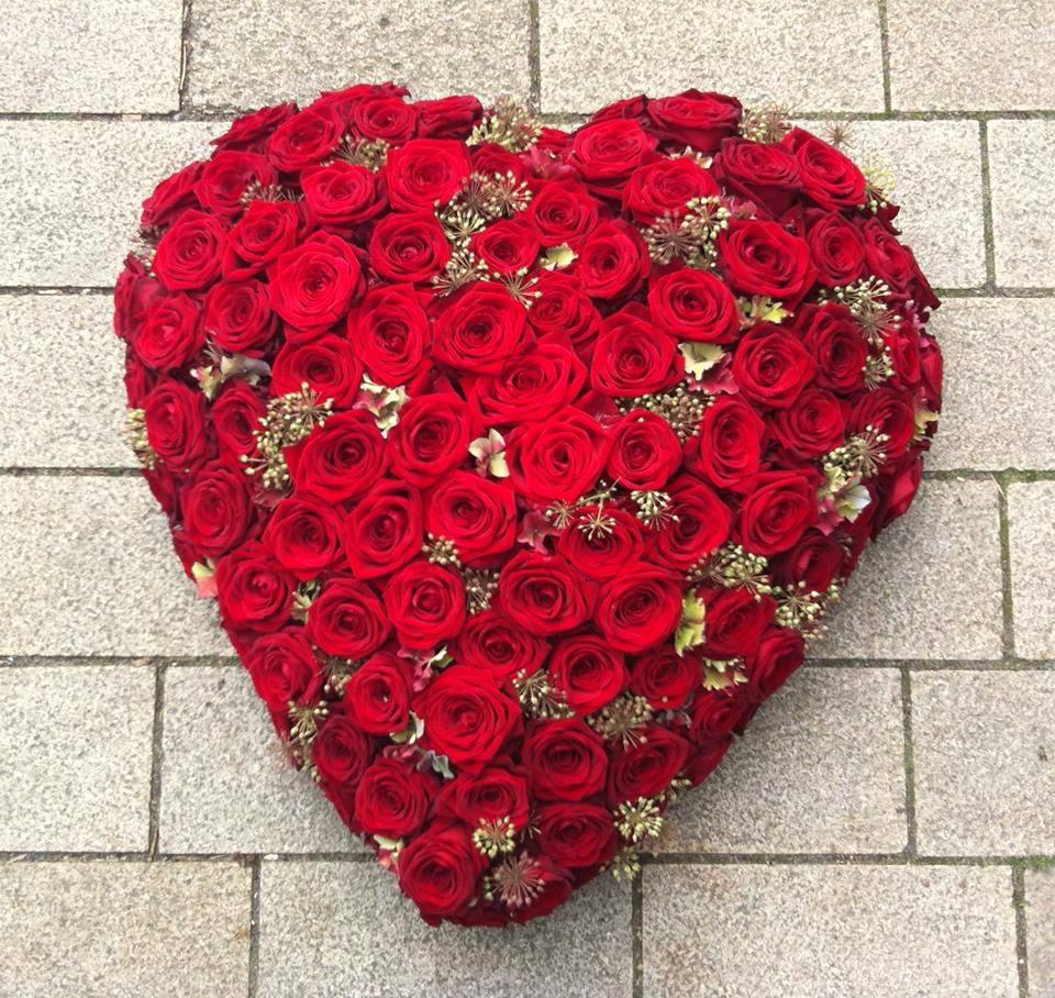 Arrangement hart vorm met rode rozen H007